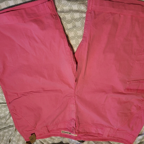 Pink DKNY shorts with Cargo pocket. Size 26 - Picture 3 of 4